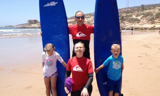 Apprenez à surfer en toute sécurité avec un guide de surf local expérimenté à Taghazout, au Maroc