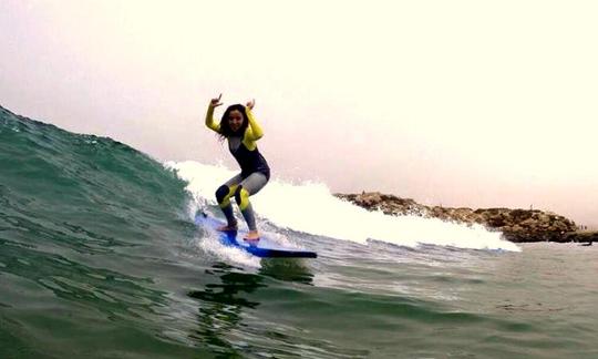 Apprenez à surfer en toute sécurité avec un guide de surf local expérimenté à Taghazout, au Maroc