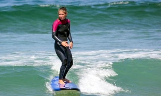 Apprenez à surfer en toute sécurité avec un guide de surf local expérimenté à Taghazout, au Maroc