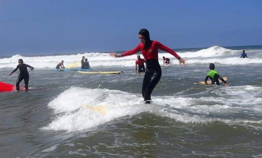 Aulas de surf com um treinador amigável e experiente em Dar Bouazza, Marrocos