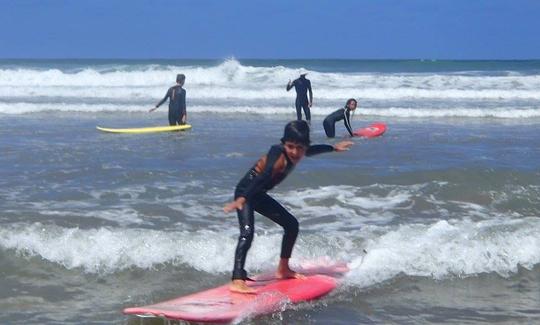 Aulas de surf com um treinador amigável e experiente em Dar Bouazza, Marrocos