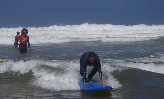 Aulas de surf com um treinador amigável e experiente em Dar Bouazza, Marrocos