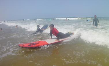 Cours de surf avec un entraîneur sympathique et expérimenté à Dar Bouazza, Maroc