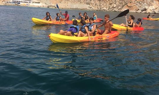 Kayaks disponibles à la location à Al Hoceima, Maroc