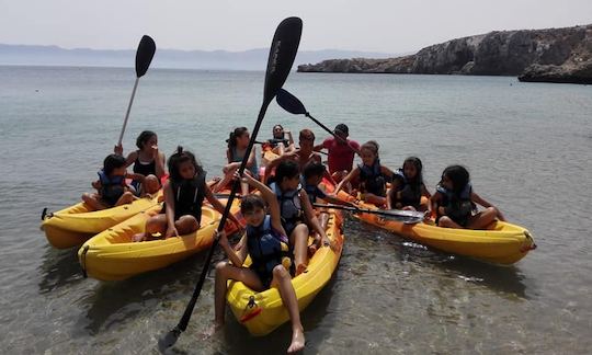 Kayaks disponibles à la location à Al Hoceima, Maroc