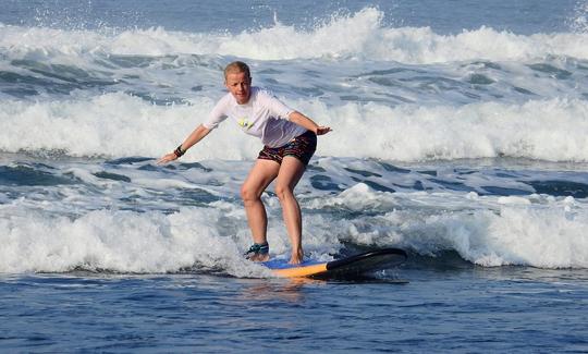 ¡Divirtámonos con las olas mientras aprendes a surfear en las playas de Bali!