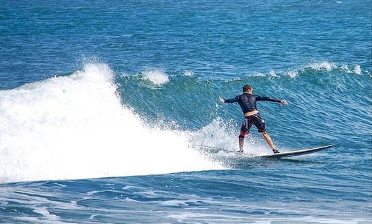 ¡Divirtámonos con las olas mientras aprendes a surfear en las playas de Bali!