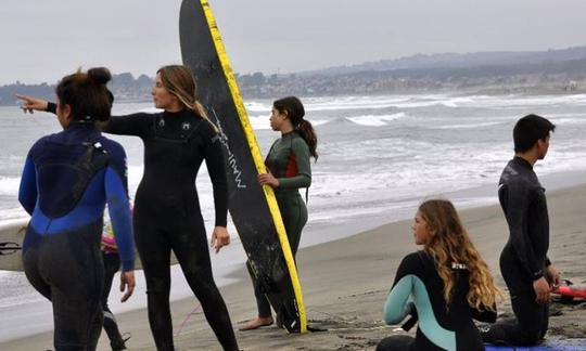 Reserve aulas de surf na praia de Algarrobo por 1:30 horas!