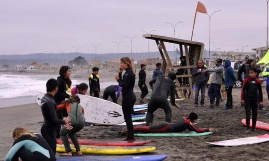 Reserve aulas de surf na praia de Algarrobo por 1:30 horas!