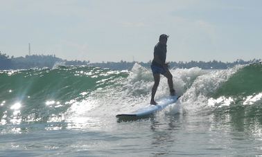 ¡Disfruta de las olas de la bahía de Arugam! ¡Reserva una clase de surf con nosotros!