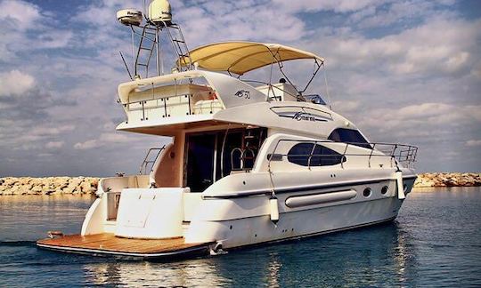 A nice 20 person Yacht rental in دبي Dubai for a nice day out