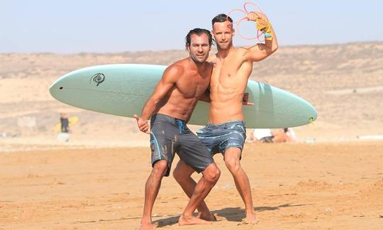 Cours de surf offerts pendant les fêtes à Agadir, au Maroc