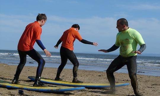 Clases de surf para surfistas principiantes, intermedios y avanzados en Gales, Reino Unido