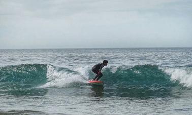 Cours de surf amusants avec des moniteurs qualifiés à Tamraght, au Maroc !