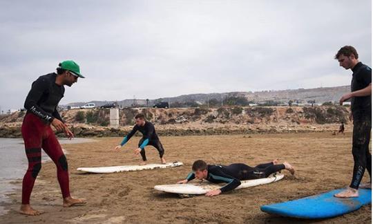 Cours de surf amusants avec des moniteurs qualifiés à Tamraght, au Maroc !