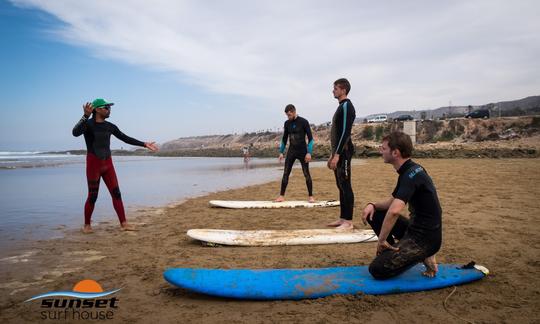 Cours de surf amusants avec des moniteurs qualifiés à Tamraght, au Maroc !