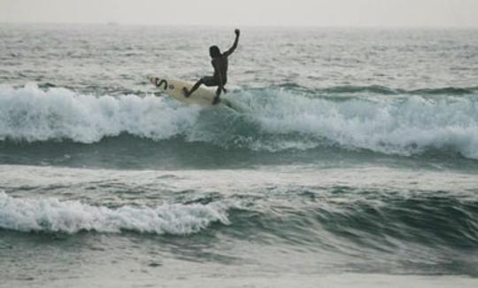 Aprende a surfear con Kamal en Unawatuna, Sri Lanka