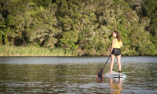 Excursion d'aventure en planche à pagaie à Rotorua, en Nouvelle-Zélande, avec des guides professionnels