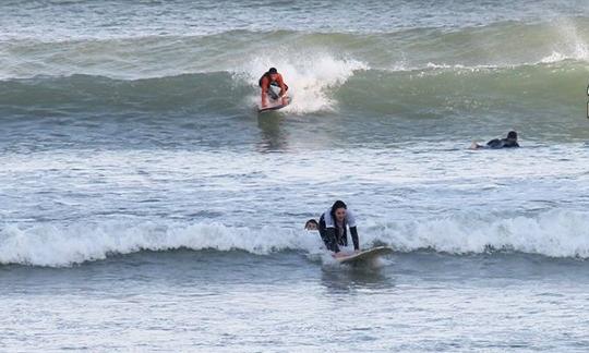 Se ofrecen clases de surf grupales y privadas en Ciudad del Cabo, Sudáfrica