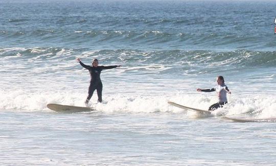 Se ofrecen clases de surf grupales y privadas en Ciudad del Cabo, Sudáfrica