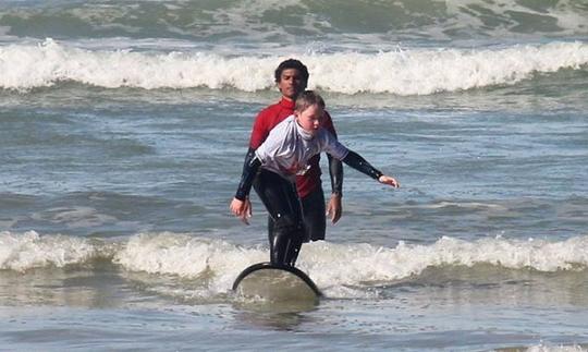 Se ofrecen clases de surf grupales y privadas en Ciudad del Cabo, Sudáfrica