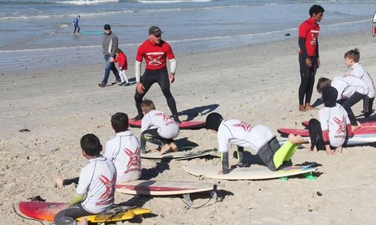 Se ofrecen clases de surf grupales y privadas en Ciudad del Cabo, Sudáfrica