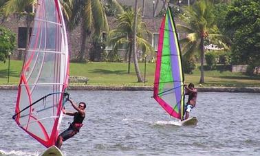 Aula de windsurf com instrutor profissional em Aluthgama, Sri Lanka