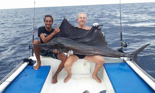 セイシェルのビクトリアでの6人乗りの29フィートの漁船での釣り旅行