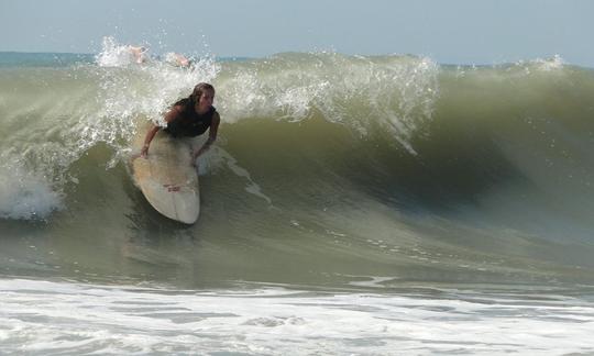 Clases de surf privadas y grupales con instructor profesional en Phan Thiet, Vietnam