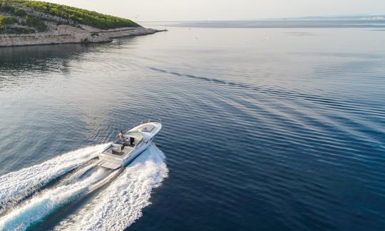 Réservez le bateau à moteur Tornado 38 à Hvar, Croatie pour 12 personnes