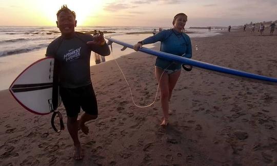 Clases privadas de surf con instructor profesional en Bali, Indonesia