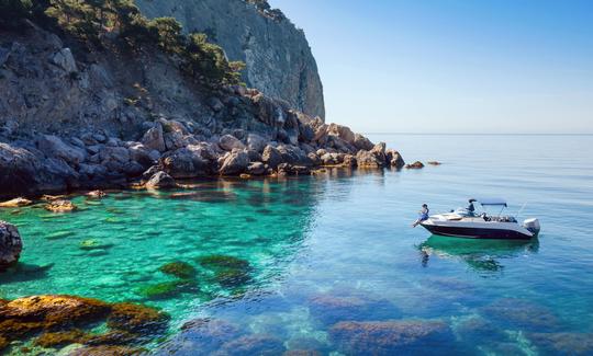 Passeio pela caverna azul e verde em Hvar