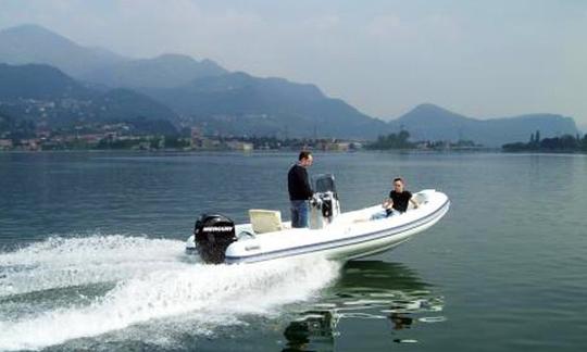 Alugue e dirija um barco inflável 490 Sea Dragon em Giardini Naxos