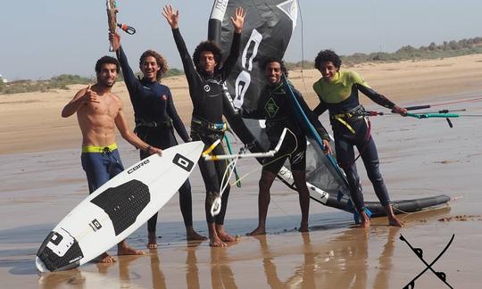 Aulas de kitesurf com instrutor profissional certificado oferecidas em Essaouira, Marrocos