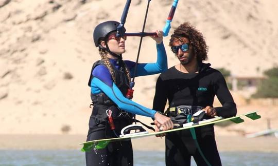 Aulas de kitesurf com instrutor profissional certificado oferecidas em Essaouira, Marrocos