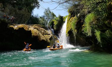 Safari en kayak sur la rivière Mrežnica à Slunj, Croatie