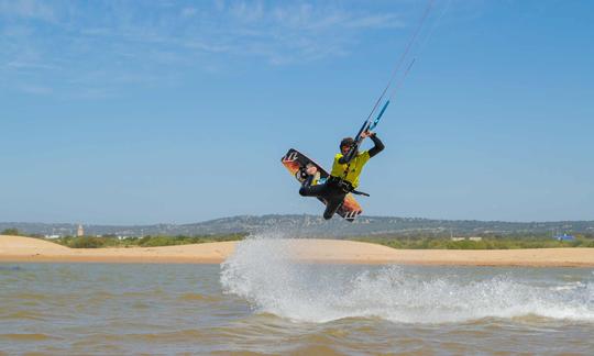 Cours de kitesurf avec des instructeurs professionnels à Essaouira, Maroc