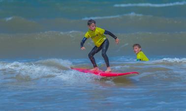 Cours de surf privés et en groupe avec un instructeur professionnel à Essaouira, au Maroc