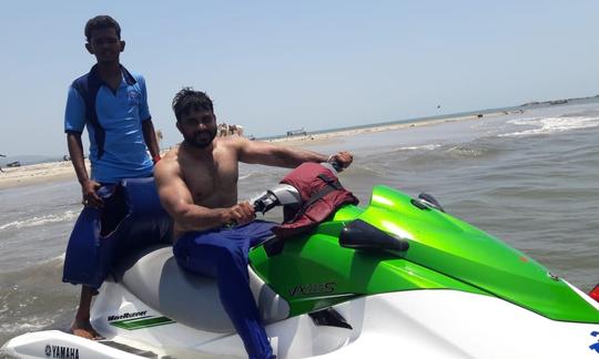 Faites une balade en jetski à Malvan, en Inde