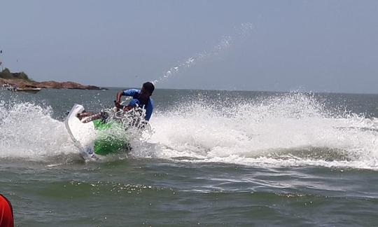 Faites une balade en jetski à Malvan, en Inde