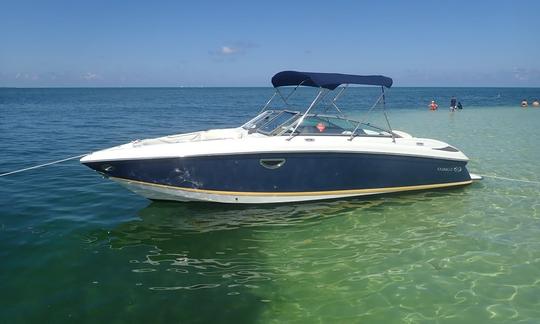 Un bateau Cobalt 252 Bowrider pour 8 personnes à louer à George Town, Îles Caïmans