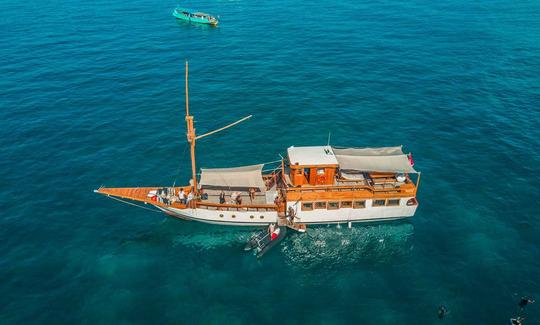 Um passeio de barco privado em Flores, Indonésia