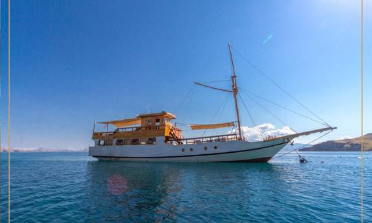 Um passeio de barco privado em Flores, Indonésia