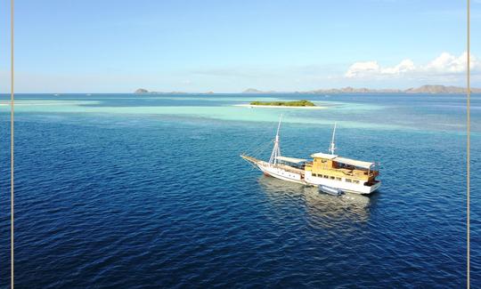 Um passeio de barco privado em Flores, Indonésia