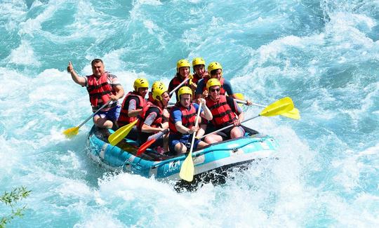 Increíble rafting en aguas bravas en Antalya, Turquía