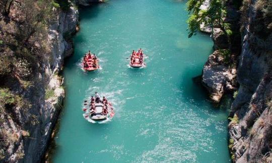 Increíble rafting en aguas bravas en Antalya, Turquía