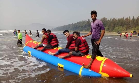 Promenades en bateau banane sur la plage de Diveagar, Maharashtra