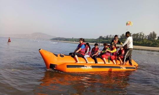 Promenades en bateau banane sur la plage de Diveagar, Maharashtra