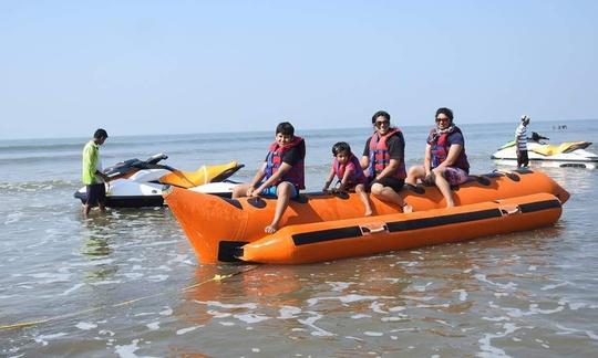 Promenades en bateau banane sur la plage de Diveagar, Maharashtra