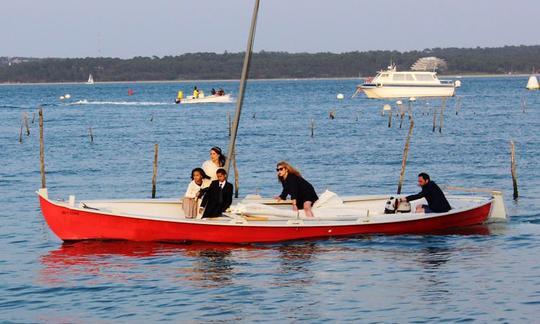 伝統的なボートでフランスのアルカション湾を探検